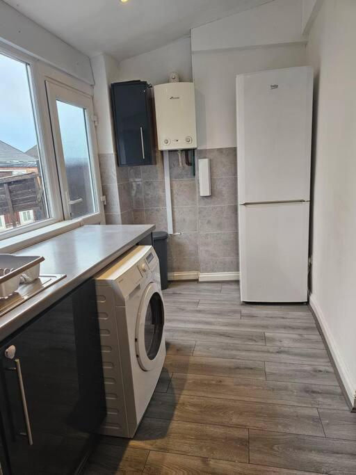 Swankyhome 4 Groups Near M5. Holiday home Birmingham