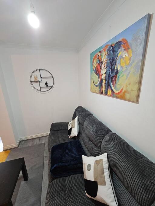 Swankyhome 4 Groups Near M5. Holiday home Birmingham
