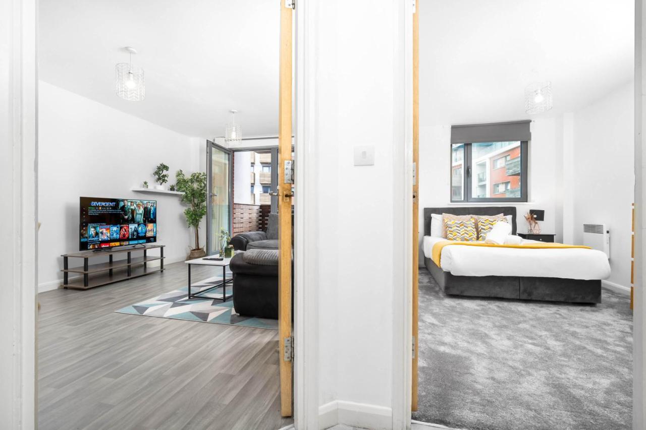 Centre - Private Balcony - Rated Apartment Birmingham