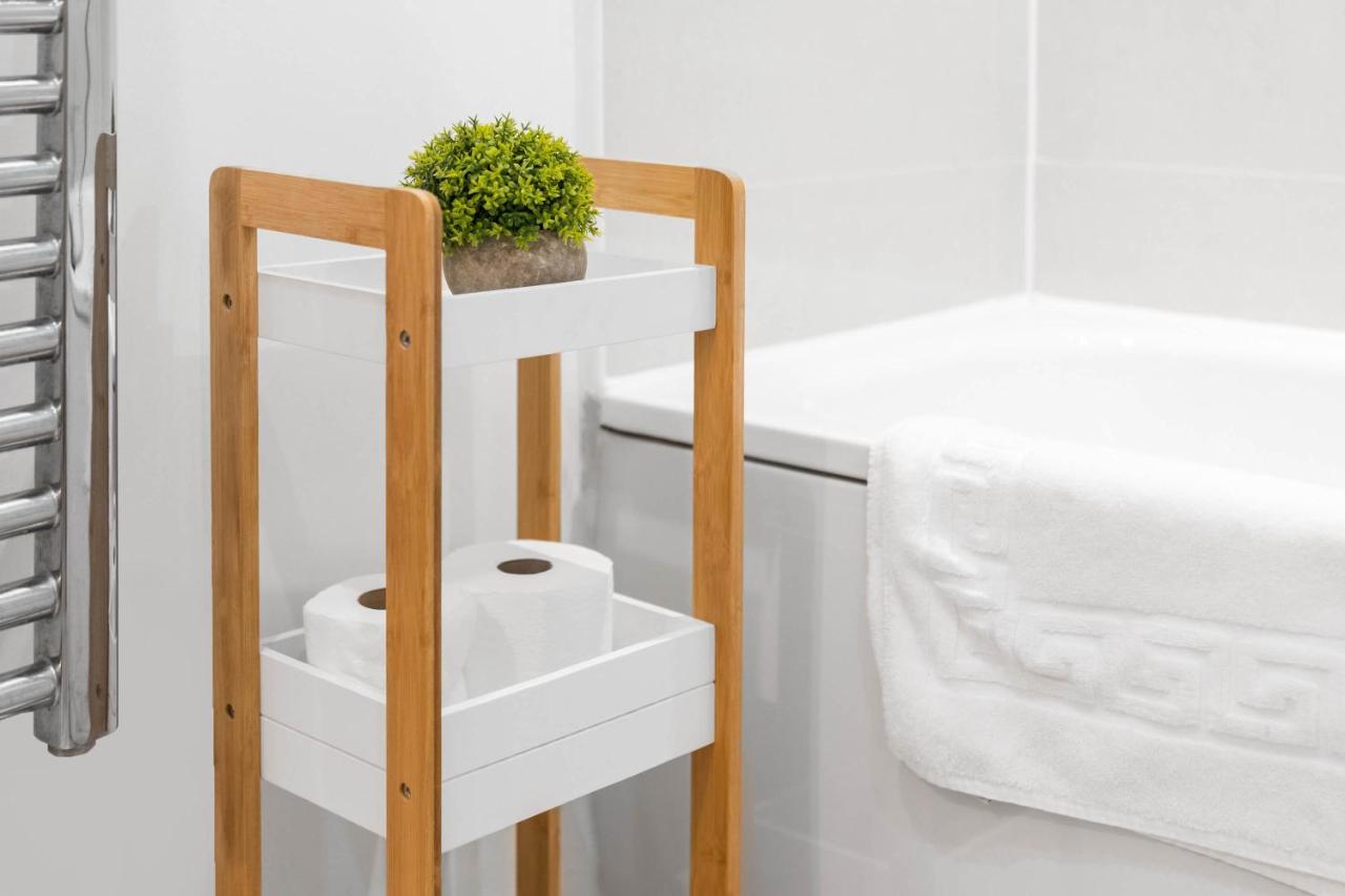 Apartment Centre - Private Balcony - Rated