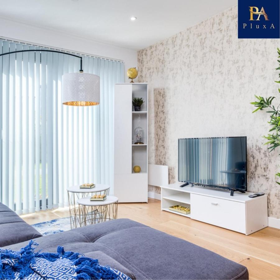 Pluxa Bleu Allure Glamorous Centre Apartment