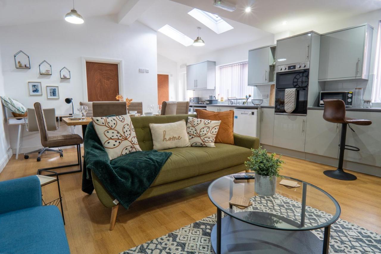Heartland House, 7 Spacious Bedrooms Sleeps 4 Plus, Near Nec, Jlr,bhx Birmingham