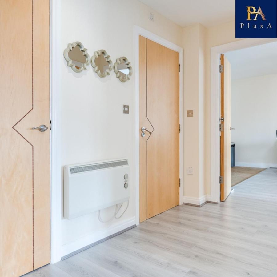Pluxa Claassy Visit Centre Spacious With Free Parking Apartment
