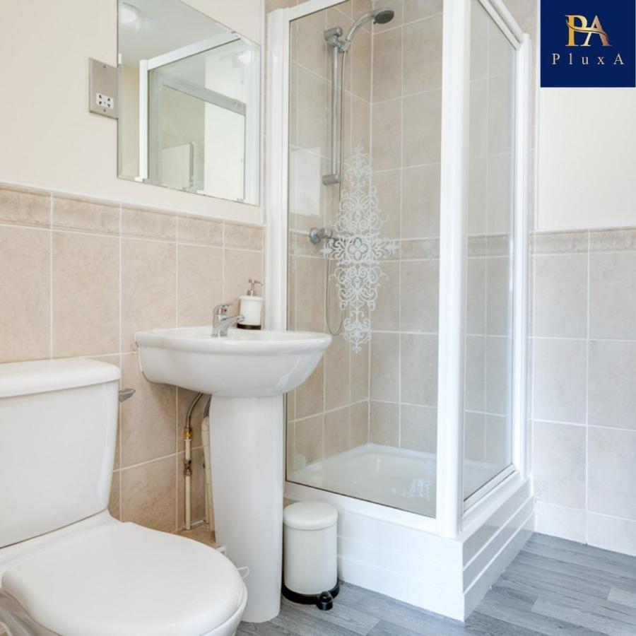 Pluxa Claassy Visit Centre Spacious With Free Parking Apartment