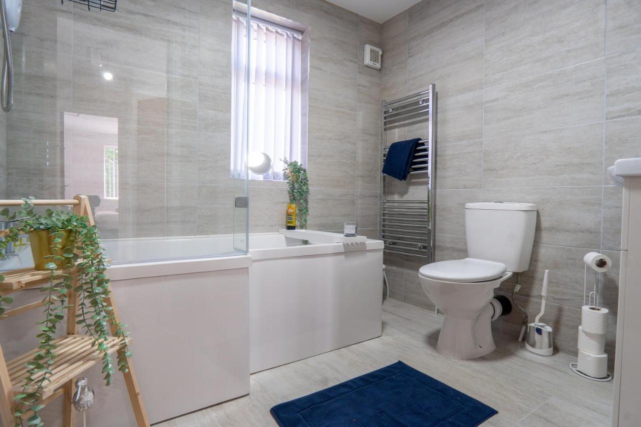 Heartland House, 7 Spacious Bedrooms Sleeps 4 Plus, Near Nec, Jlr,bhx Holiday home *