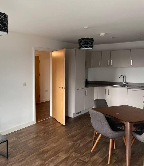 Modern 1 Bedroom Flat In Apartment