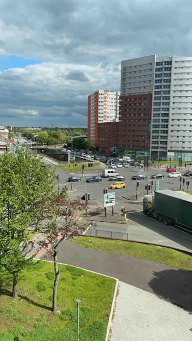 Modern 1 Bedroom Flat In Apartment *