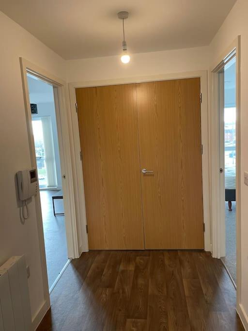 Modern 1 Bedroom Flat In Apartment *