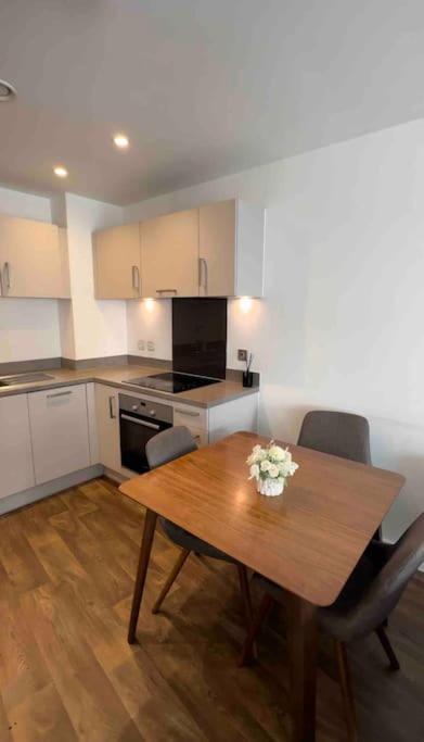Apartment Modern 1 Bedroom Flat In