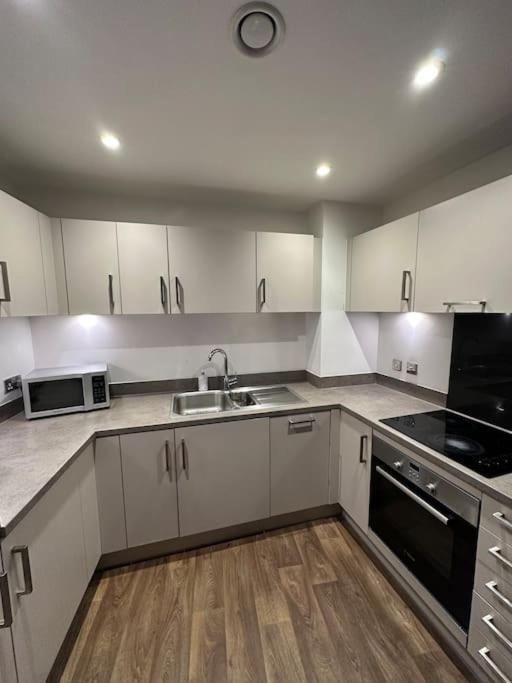 Modern 1 Bedroom Flat In Apartment Birmingham