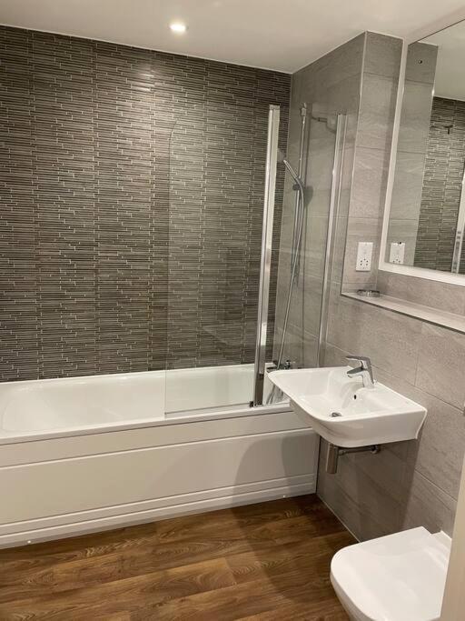Modern 1 Bedroom Flat In Apartment Birmingham