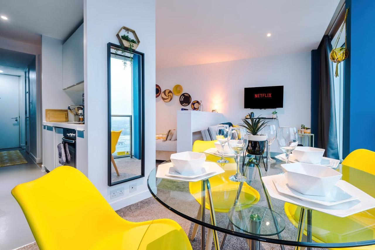 Luxury Centre Panorama: Professional's Haven Apartment