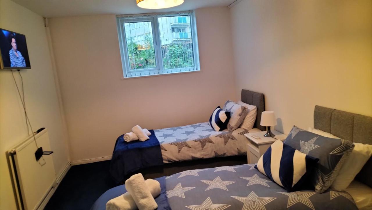 Apartment Leeson House In Harborne, Near Botanical Gardens, Queen Elizabeth Hospital, University, Utilita Arena, Edgbaston Cricket Ground, Cadbury World And The Mac, With Free Parking