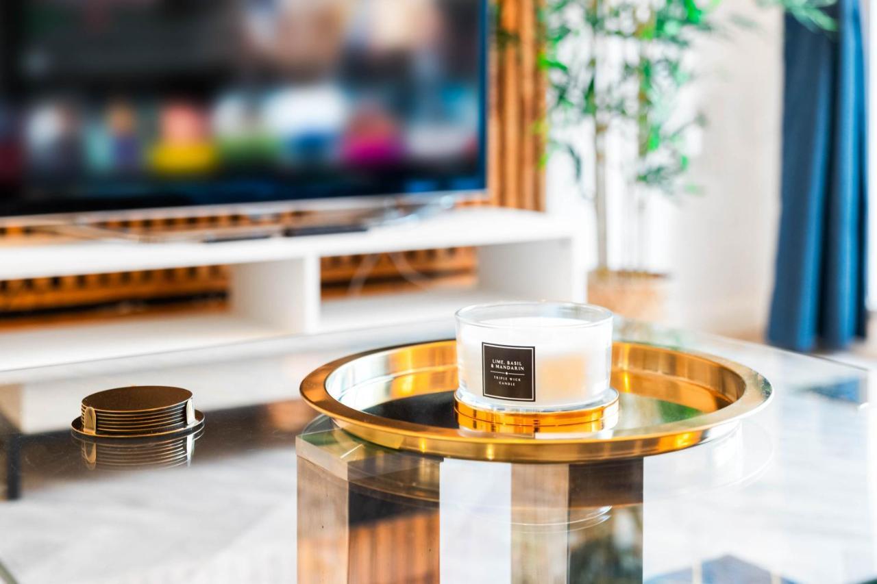 New Luxury Centre By Azura Nights Apartment