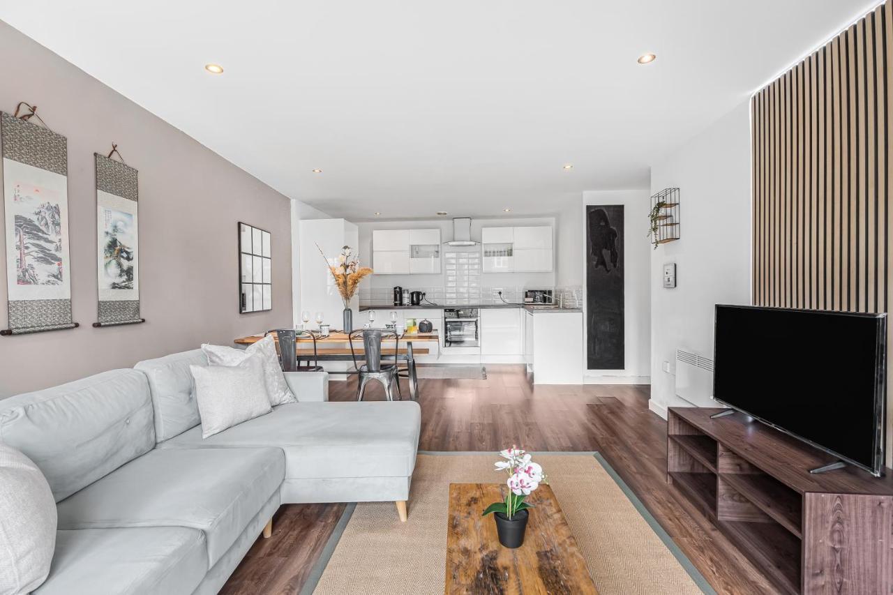 Oriental 2 Bed 2 Bath Netflix And Free Parking, Games- Maihom Birmingham