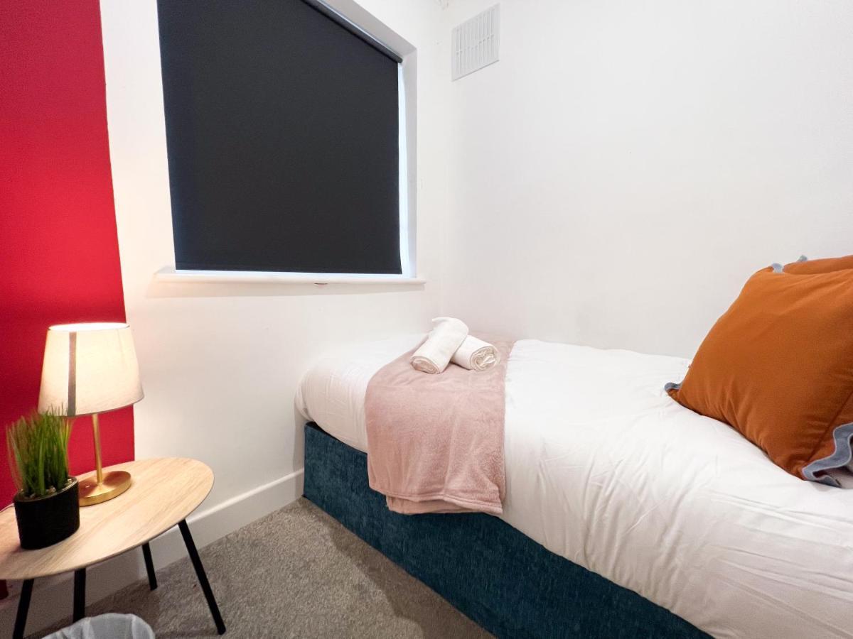 Guest house Sheldon House 3 Bed Cosy Nr Jlr & Nec *