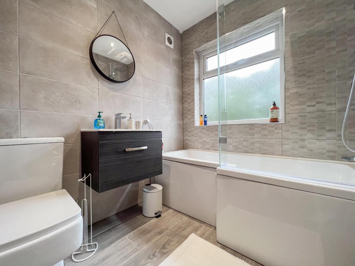Guest house Sheldon House 3 Bed Cosy Nr Jlr & Nec