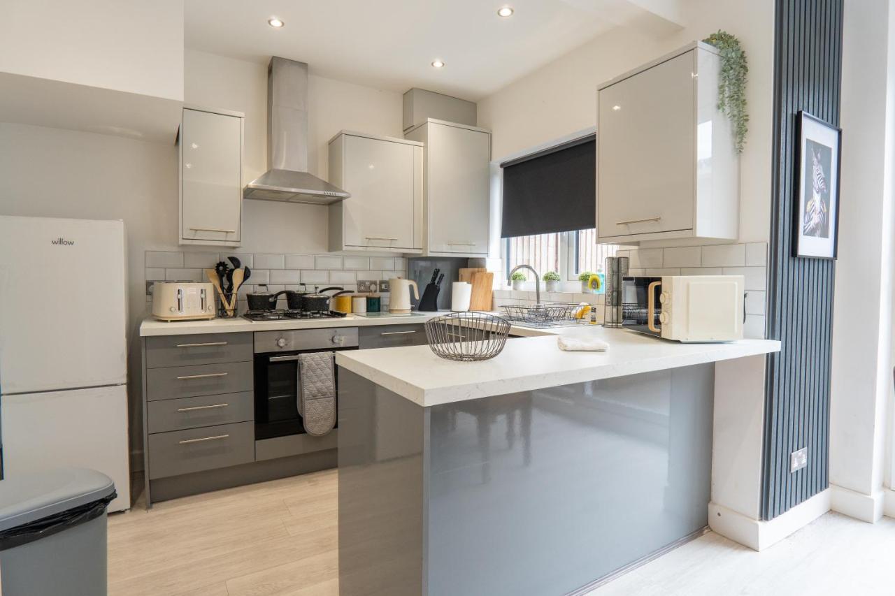 Guest house Sheldon House 3 Bed Cosy Nr Jlr & Nec