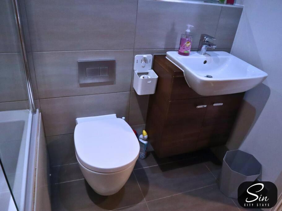 Broad Street Center Apartment *