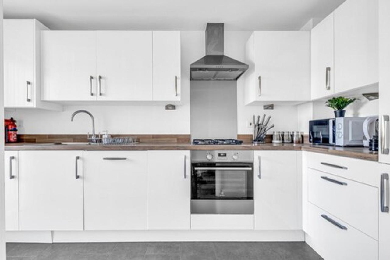 Modern Home: Furnished Retreat With Parking And Garden Apartment *