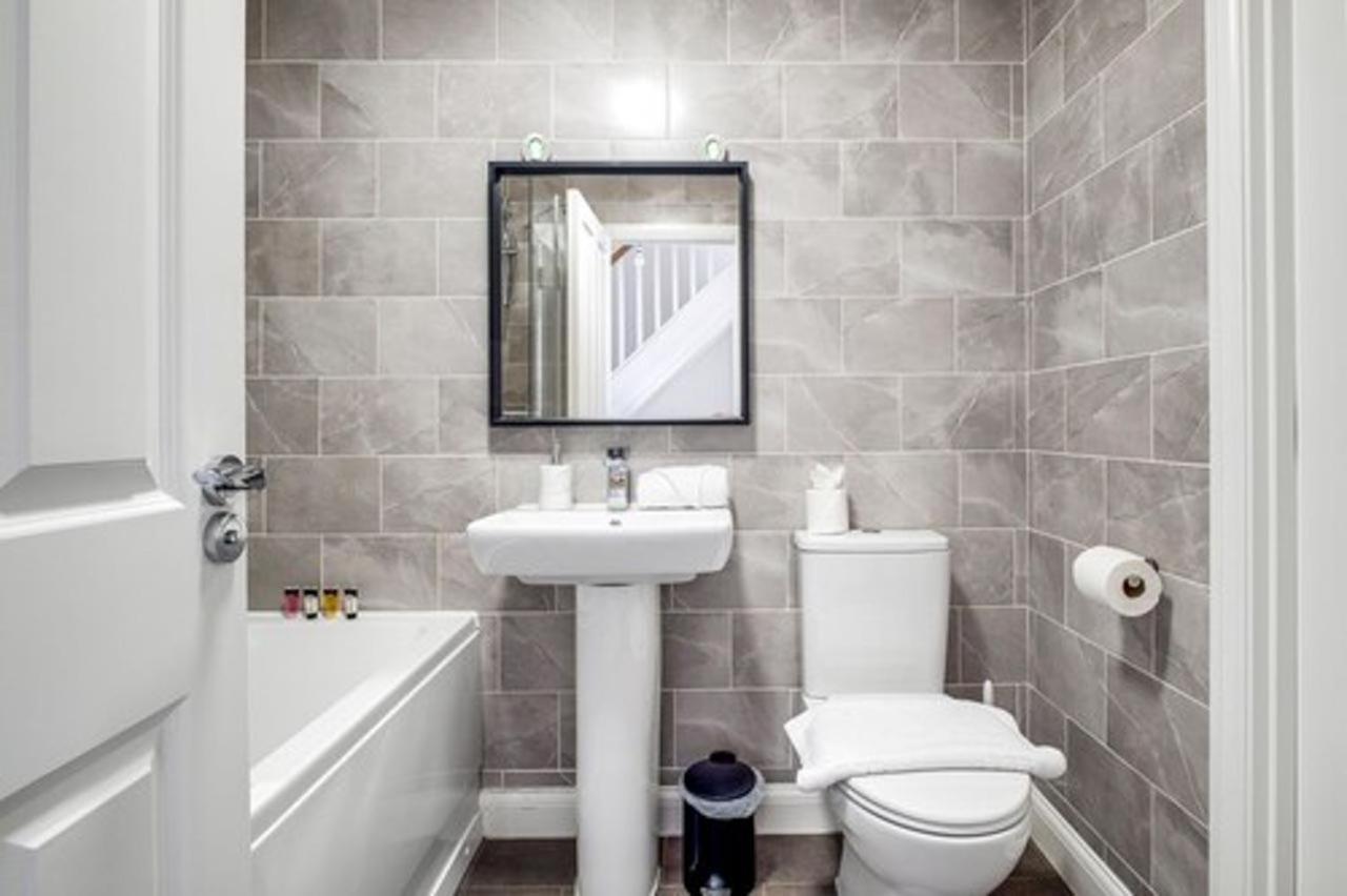 Modern Home: Furnished Retreat With Parking And Garden Birmingham