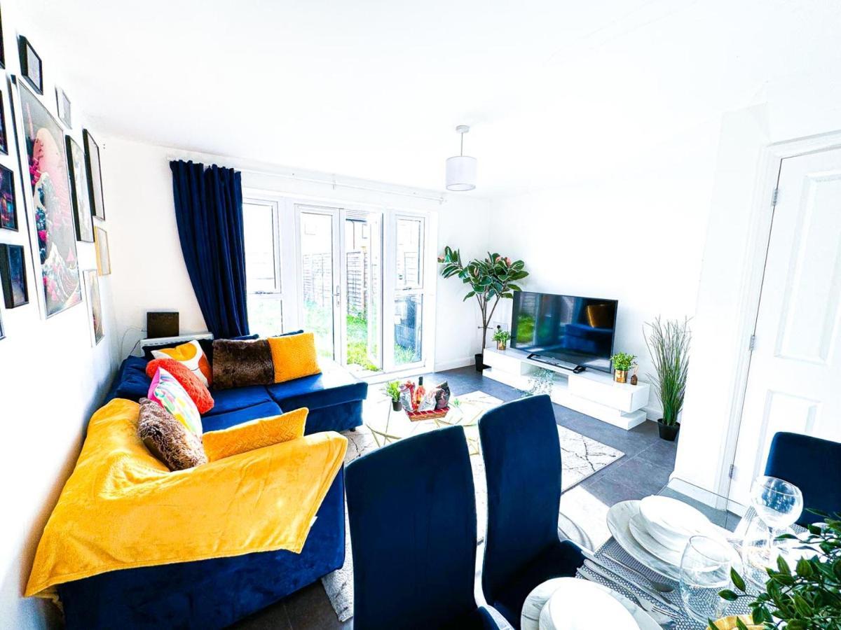 Modern Home: Furnished Retreat With Parking And Garden Apartment