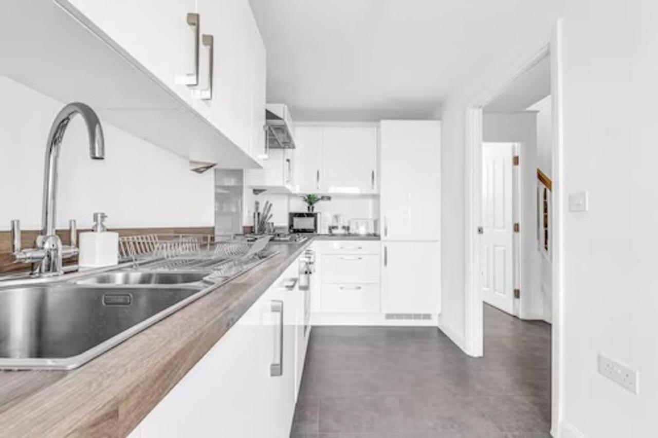Modern Home: Furnished Retreat With Parking And Garden