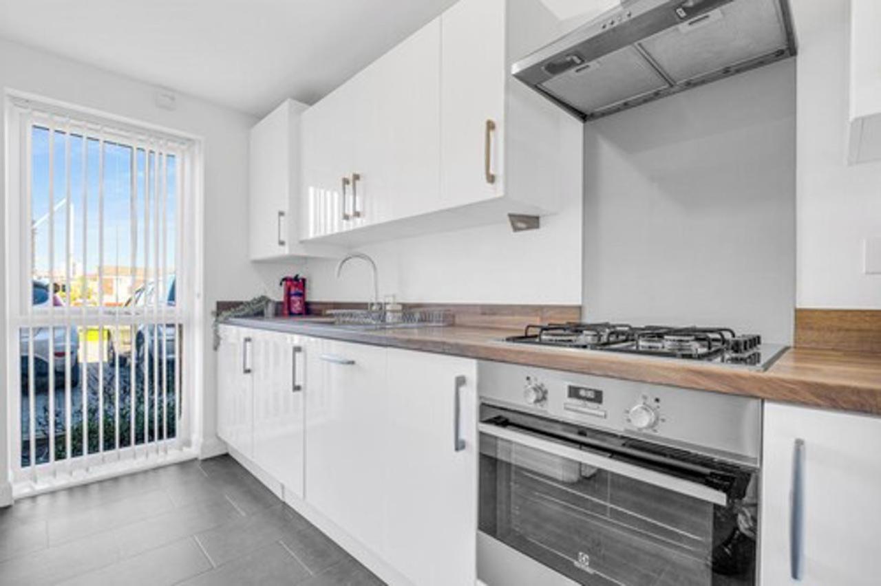 Modern Home: Furnished Retreat With Parking And Garden Apartment *