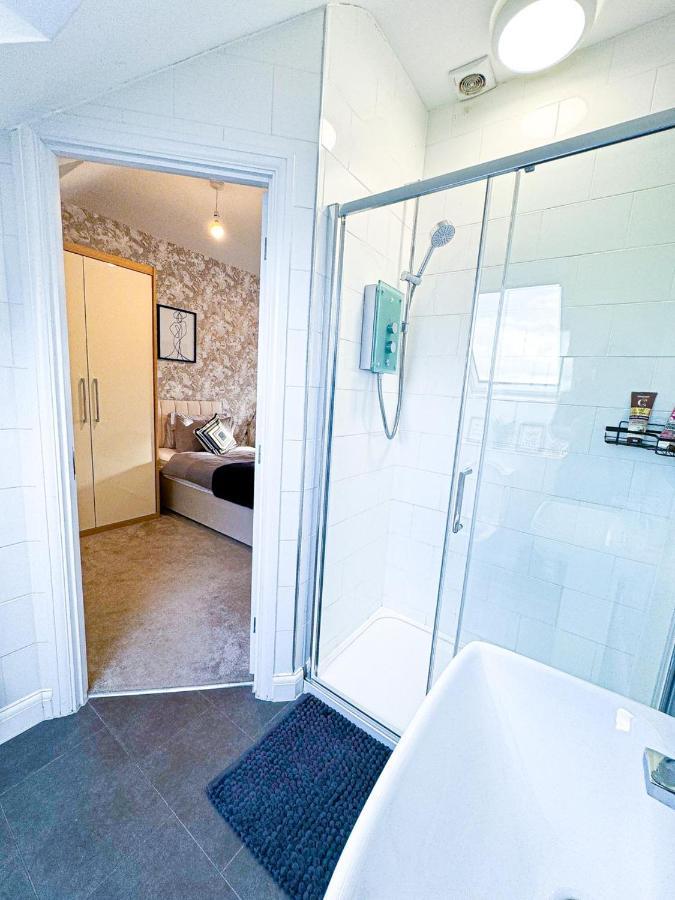 Modern Home: Furnished Retreat With Parking And Garden * Birmingham