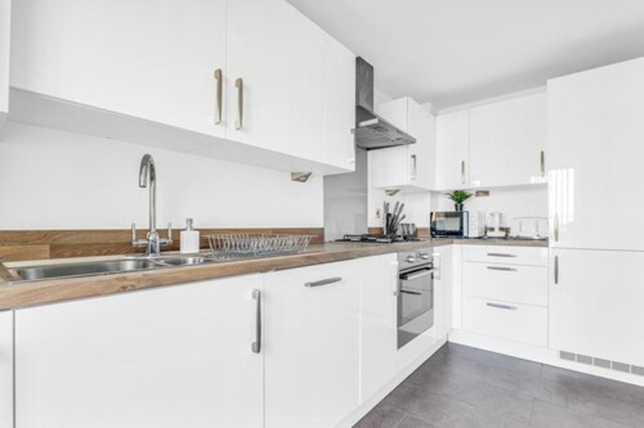 Apartment Modern Home: Furnished Retreat With Parking And Garden Birmingham