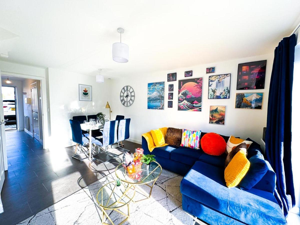 Modern Home: Furnished Retreat With Parking And Garden Apartment *