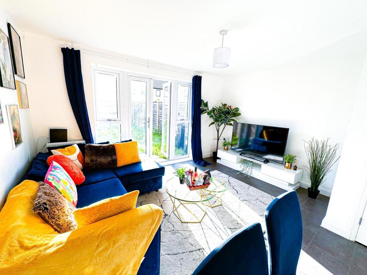 Modern Home: Furnished Retreat With Parking And Garden