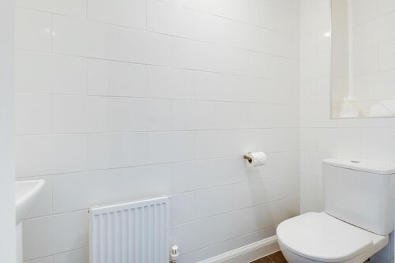 Modern Home: Furnished Retreat With Parking And Garden Birmingham