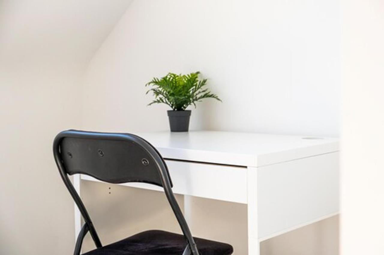 Apartment Modern Home: Furnished Retreat With Parking And Garden *