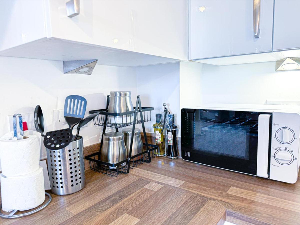 Modern Home: Furnished Retreat With Parking And Garden Birmingham