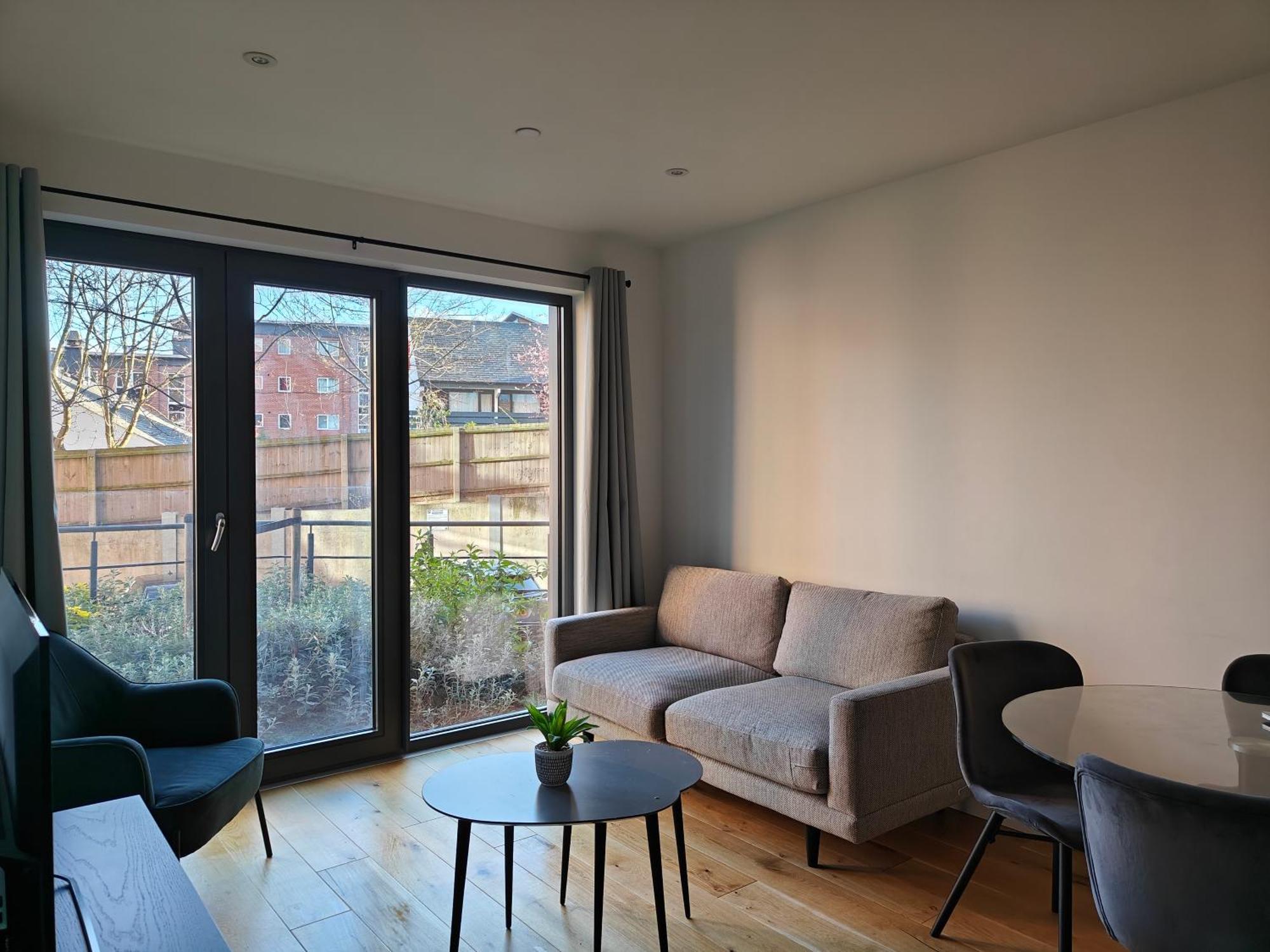 New Deluxe Centre 3 Bed Apartment *