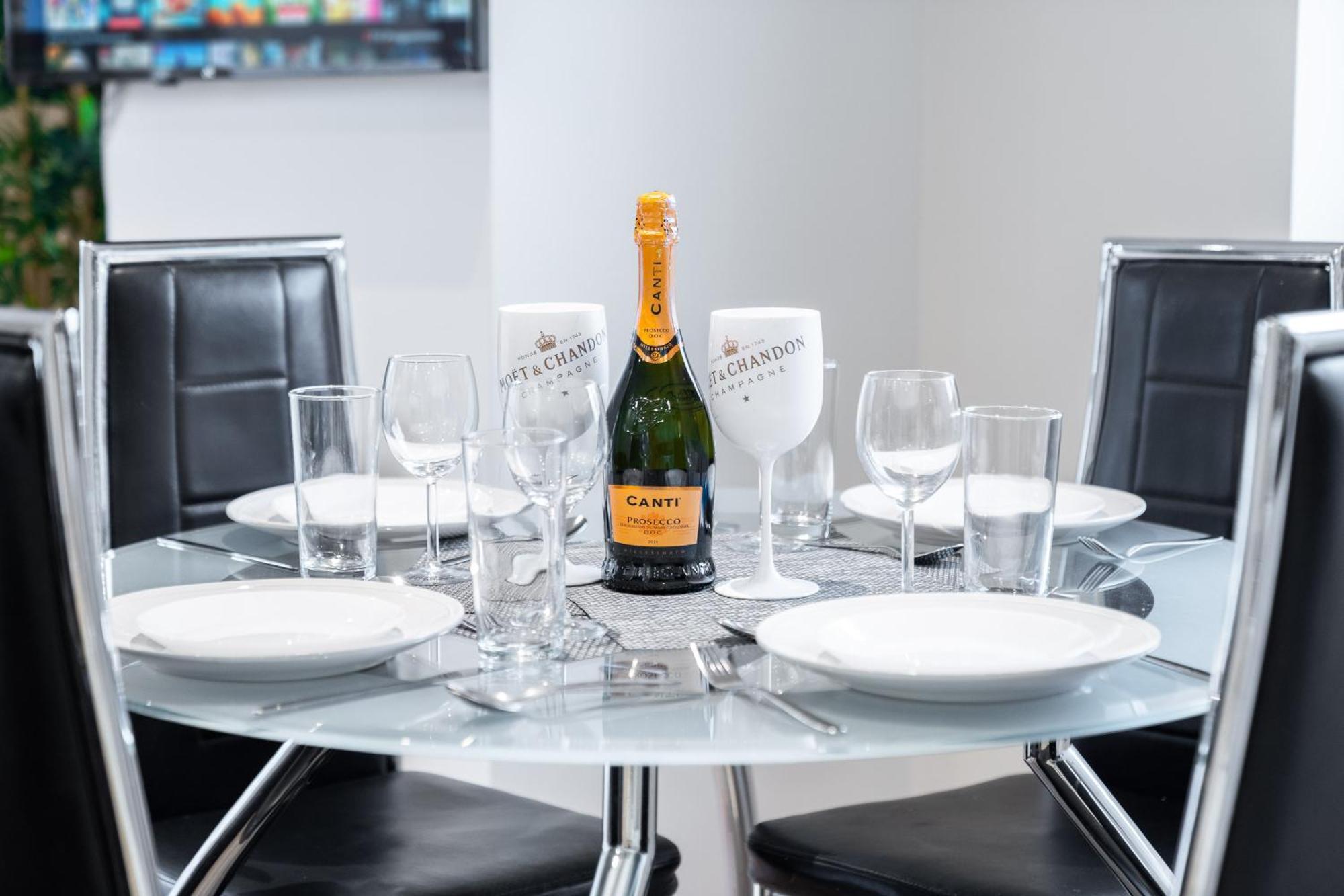 Apartment Centre - 2 Bedroom - Secure Parking - Rated - 201m Birmingham