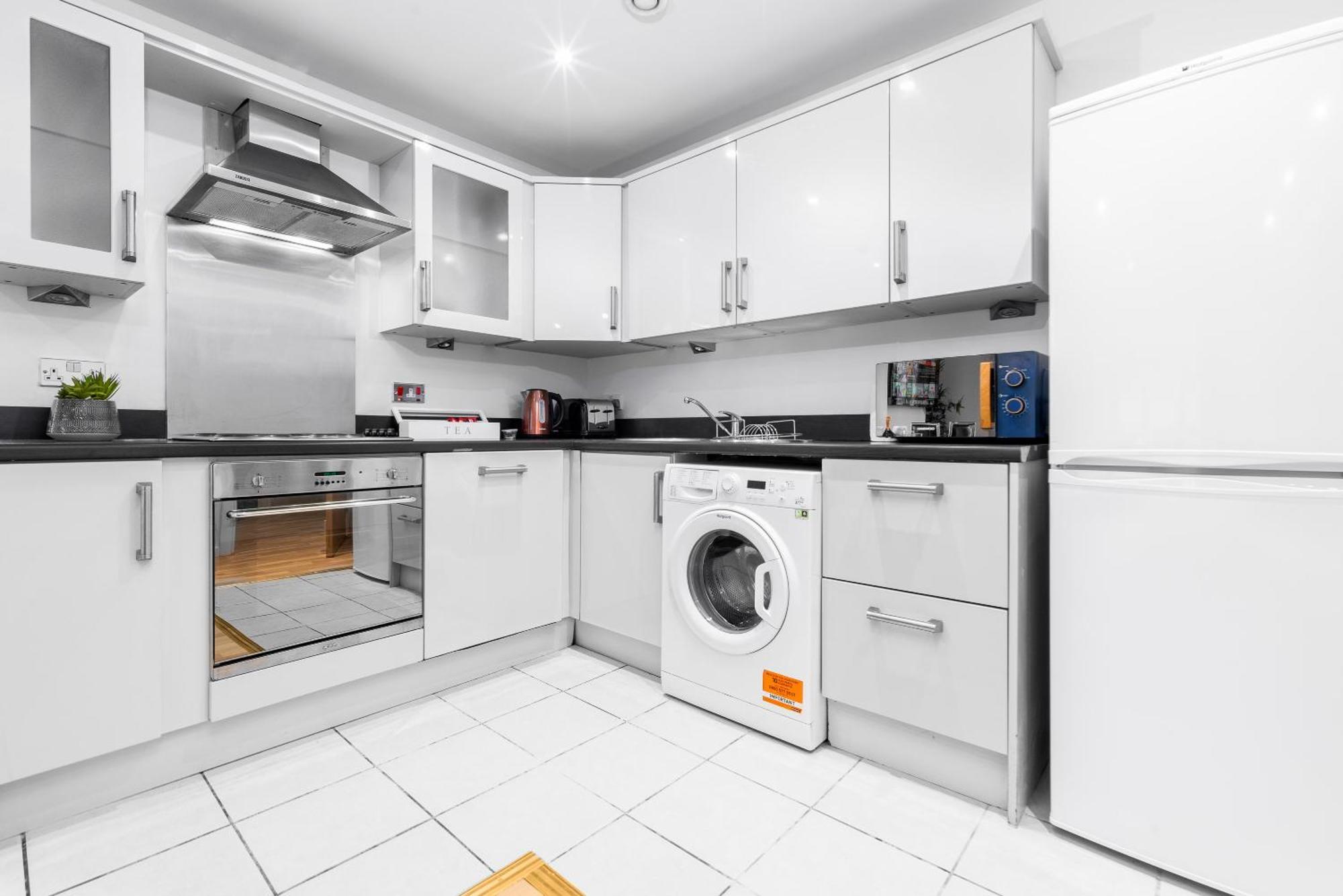 Centre - 2 Bedroom - Secure Parking - Rated - 201m *
