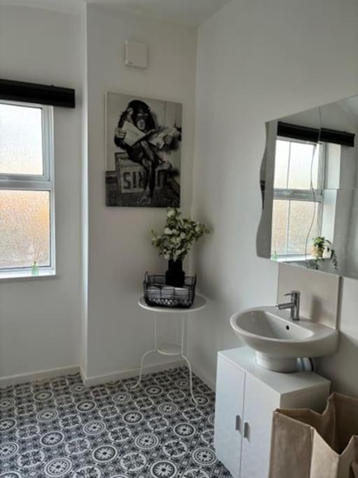 Apartment Contractor Dig, Pubs Nearby, Birmingham, M42 & M5 Links