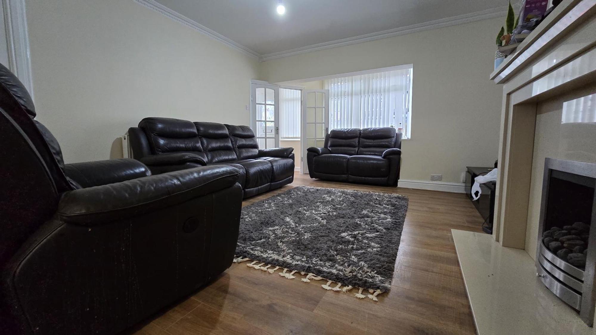 Entire Three Bedroom House In Apartment