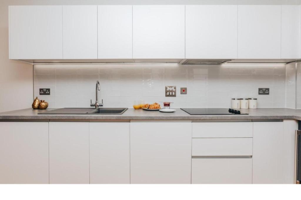 New Deluxe Centre 3 Bed Apartment *