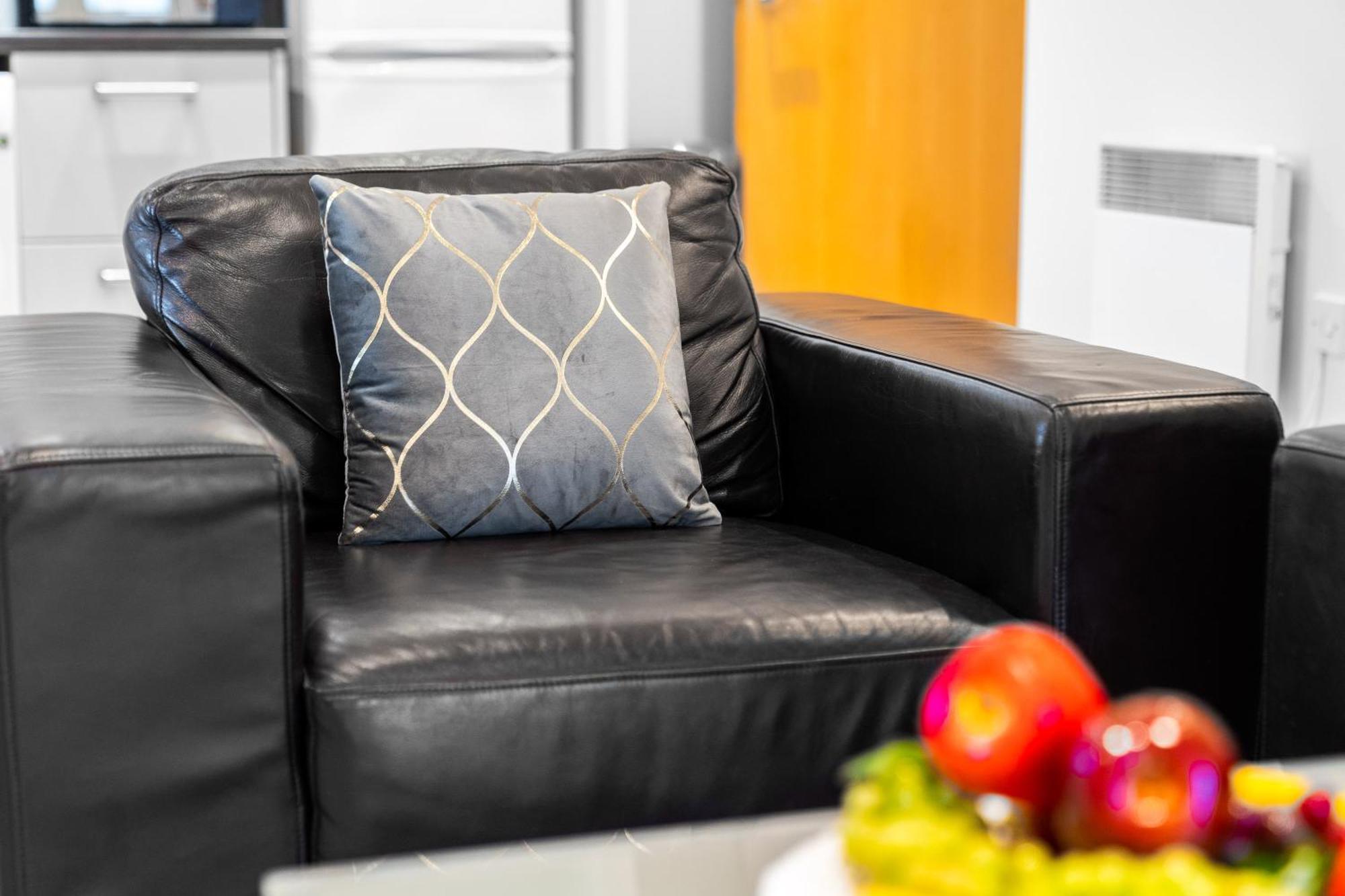 Centre - 2 Bedroom - Secure Parking - Rated - 201m