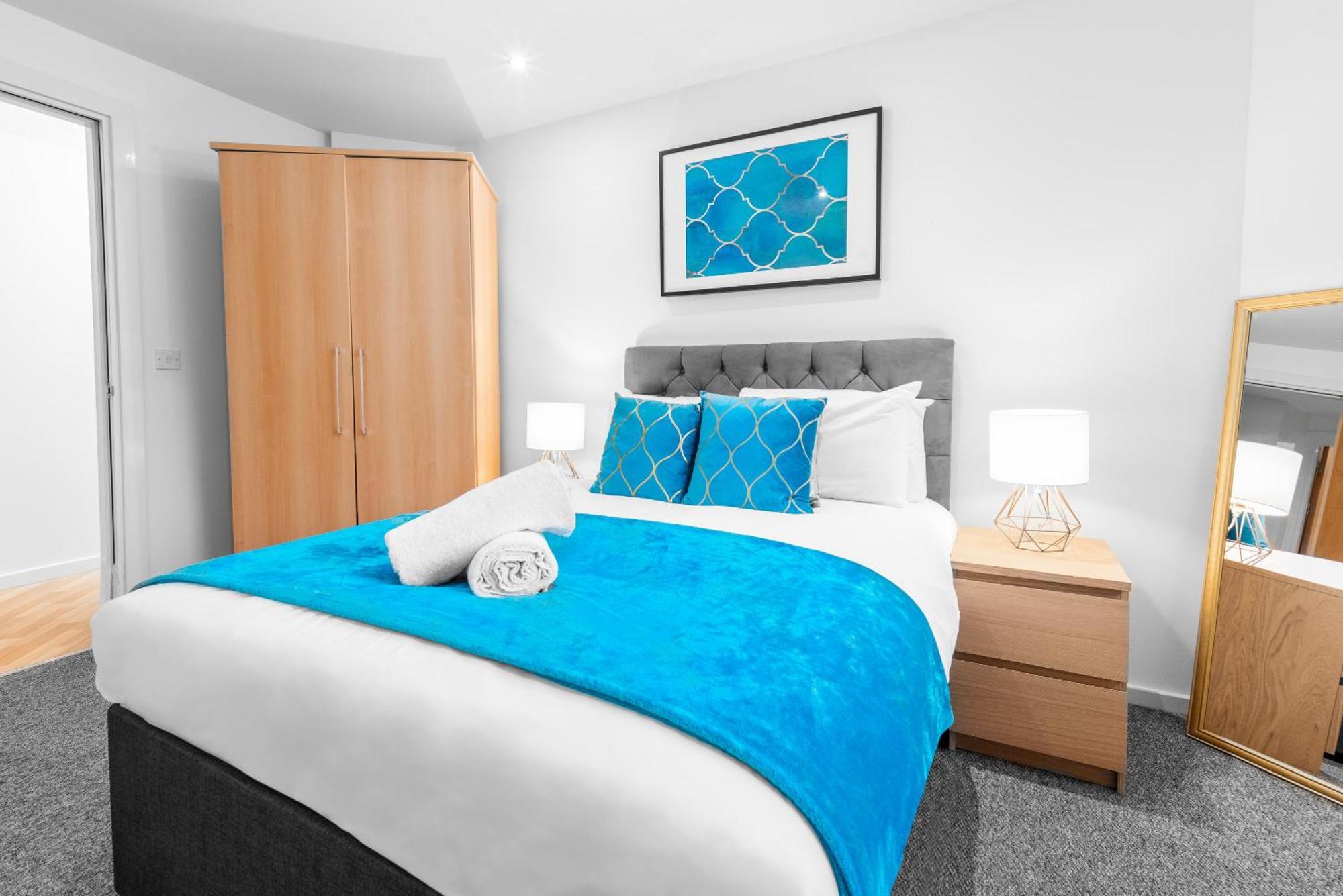 Centre - 2 Bedroom - Secure Parking - Rated - 201m *