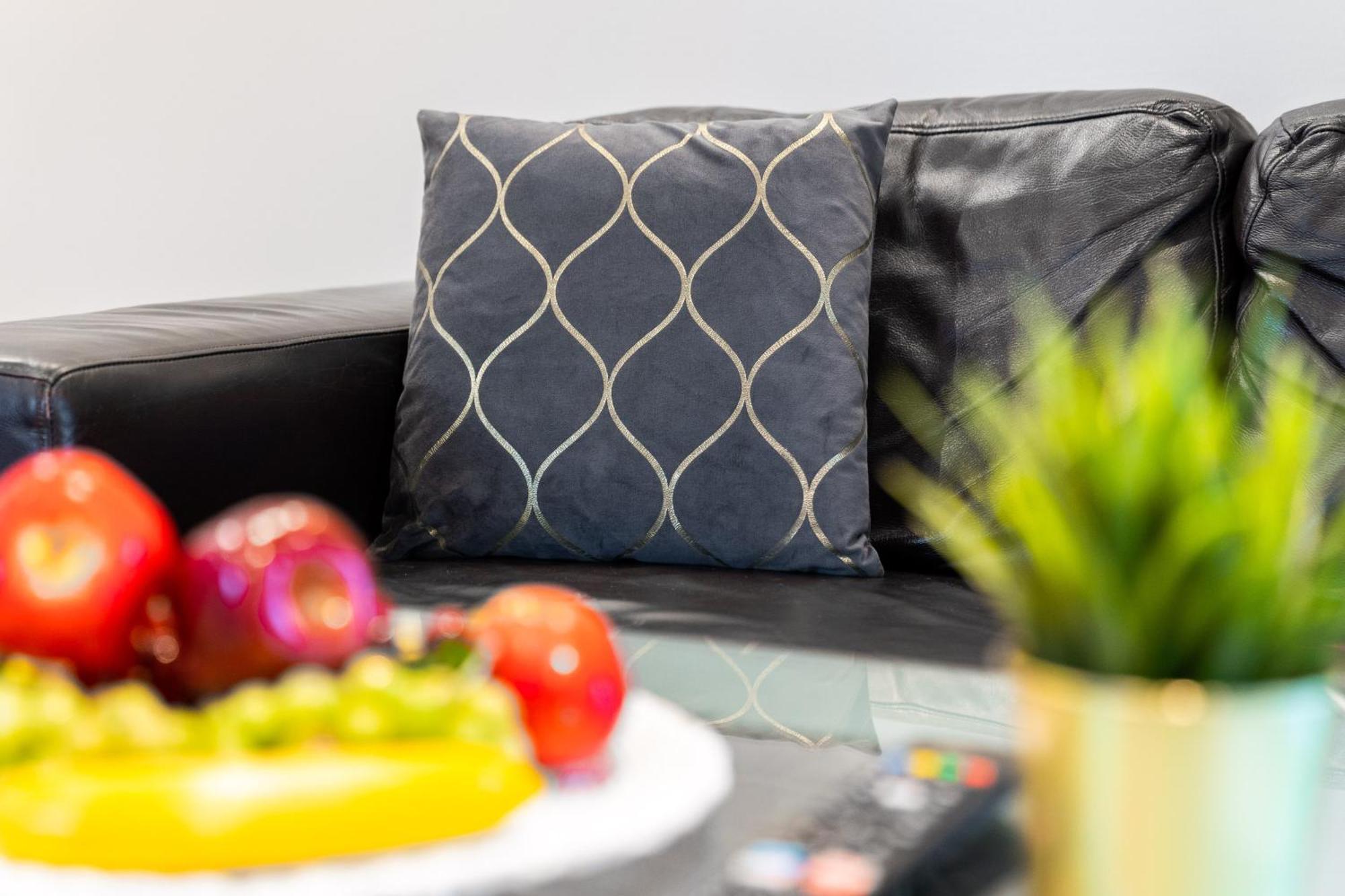 Centre - 2 Bedroom - Secure Parking - Rated - 201m Apartment