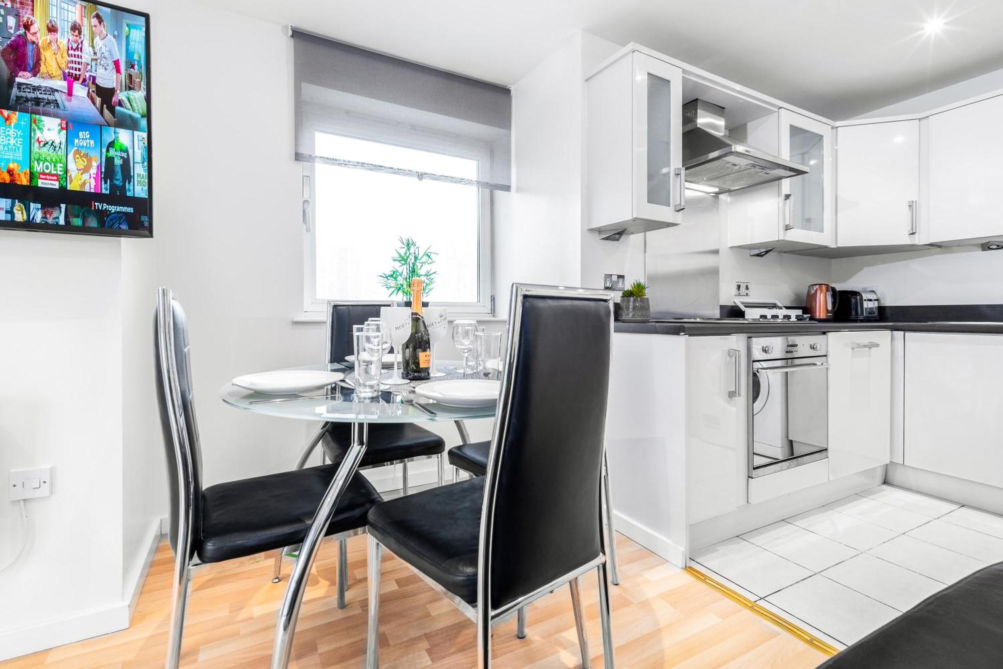Centre - 2 Bedroom - Secure Parking - Rated - 201m