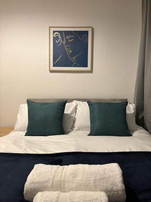 Apartment Contractor Dig, Pubs Nearby, Birmingham, M42 & M5 Links