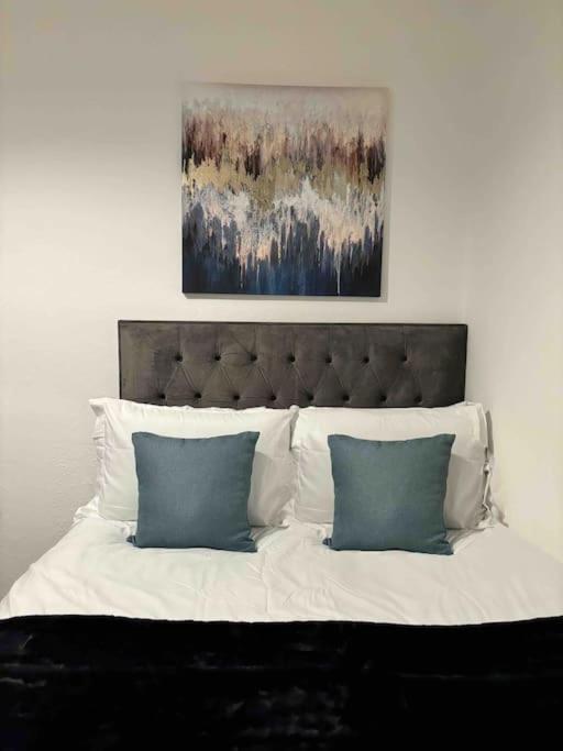 Contractor Dig, Pubs Nearby, Birmingham, M42 & M5 Links Apartment Birmingham