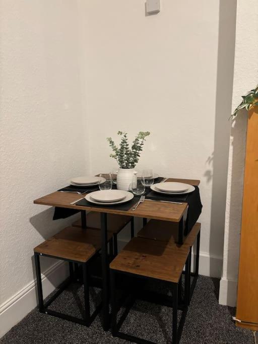 Apartment Contractor Dig, Pubs Nearby, Birmingham, M42 & M5 Links Birmingham