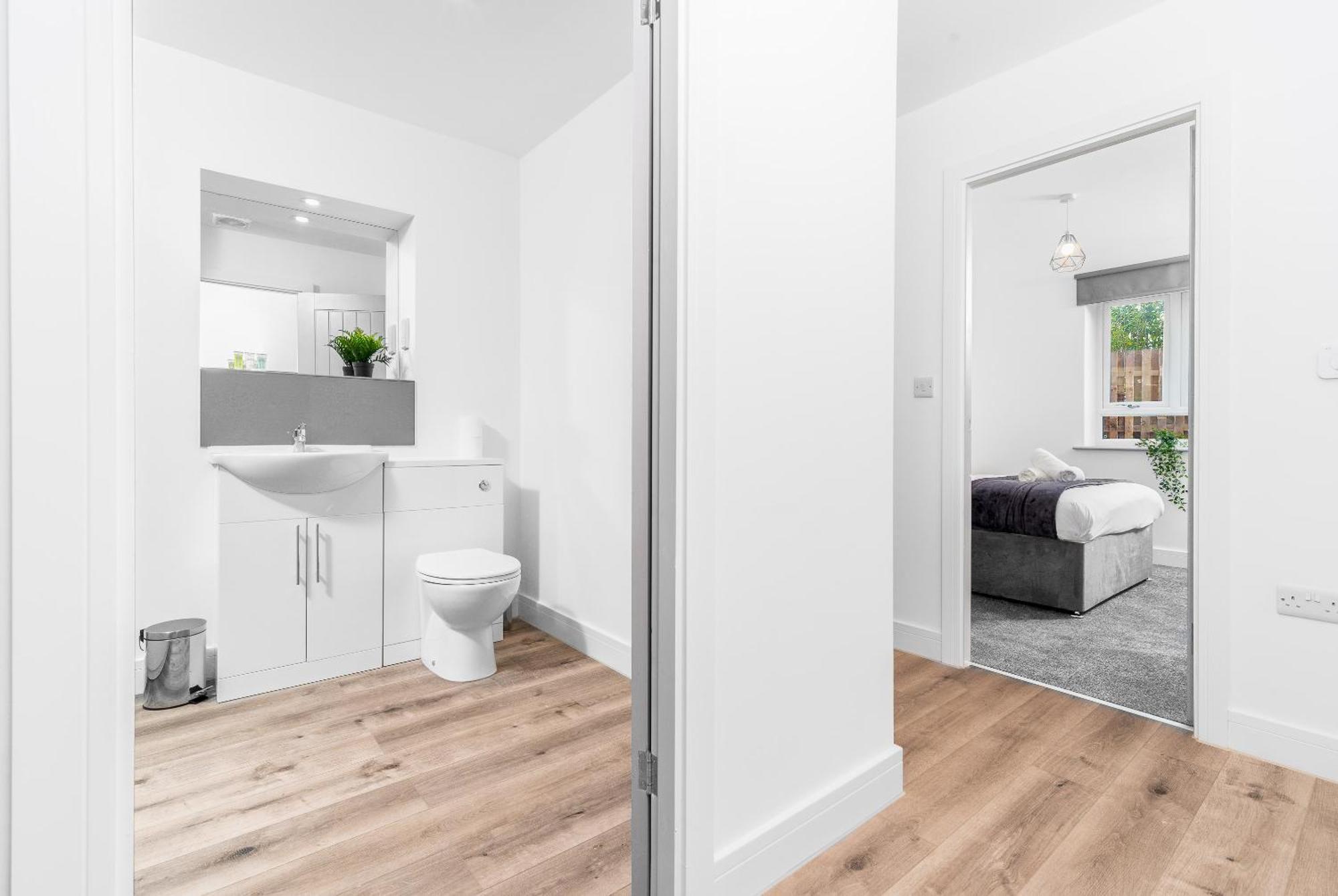 Luxury - 2 Bedrooms - Balcony - Secure Parking - 3mc Apartment *