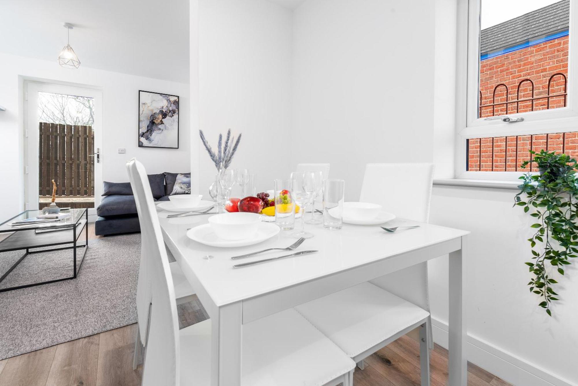 Luxury - 2 Bedrooms - Balcony - Secure Parking - 3mc *